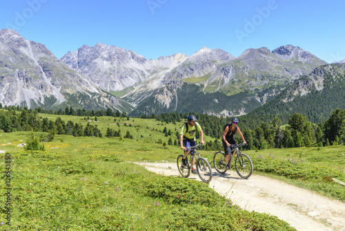 Zwei Mountainbiker im Hochgebirge