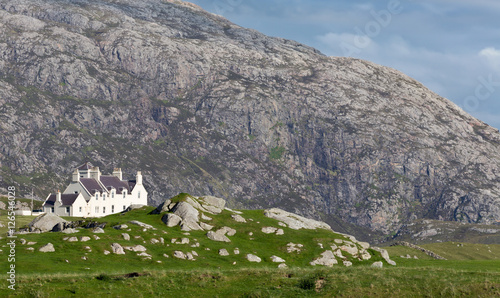 Bild auf Leinwand Cottage on Uig beach
