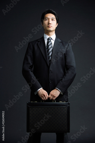 Foto Businessman carrying briefcase