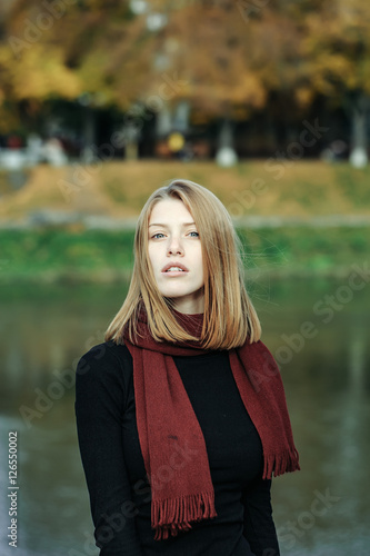 Pretty girl in autumn park © Volodymyr