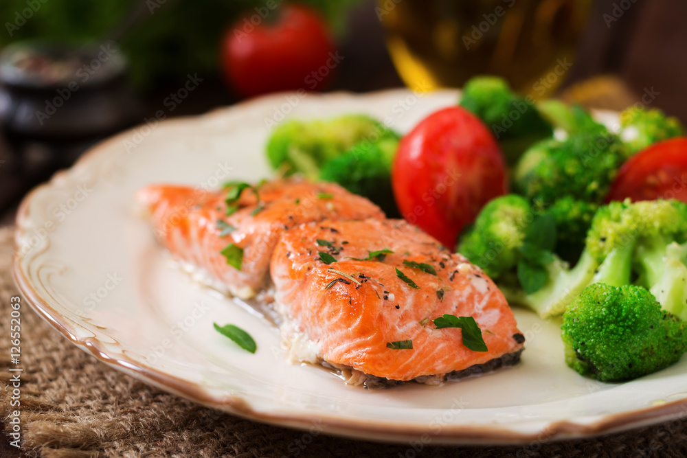 Baked fish salmon garnished with broccoli and tomato. Dietary menu. Fish menu. Seafood - salmon. Baked fish salmon garnished with broccoli and tomato. Dietary menu. Fish menu. Seafood - salmon.