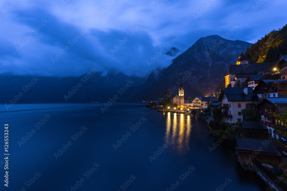 Obraz premium Little famous Hallstatt village in Alps at dusk in Austria
