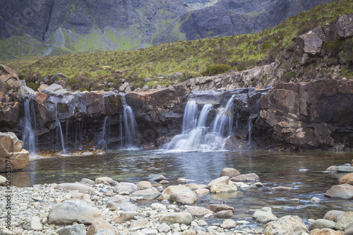 Kleiner Wasserfall an den Fairy Pools auf Isle of Skye  Schottland