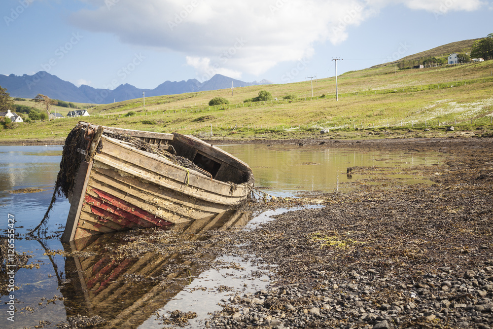 Drynoch, altes Schiffswrack an der Küstenlinie auf der Insel von Skye in Schottland.