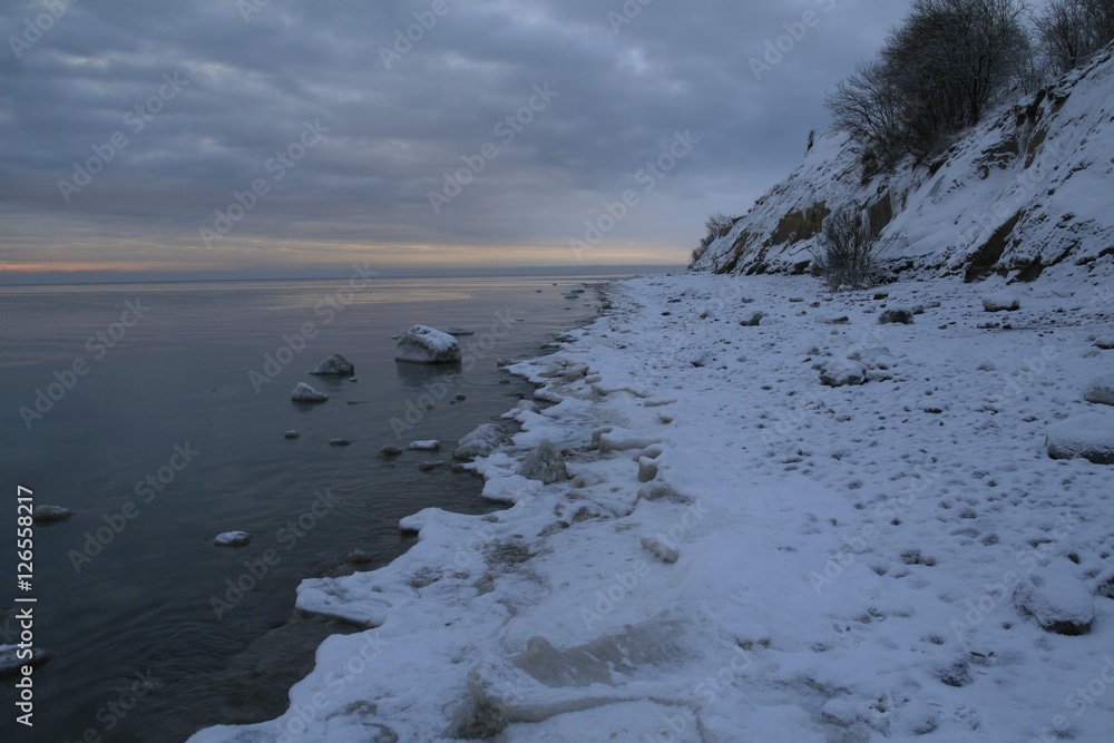Fototapeta premium Steilküste im Winter mit Schnee an der Ostsee