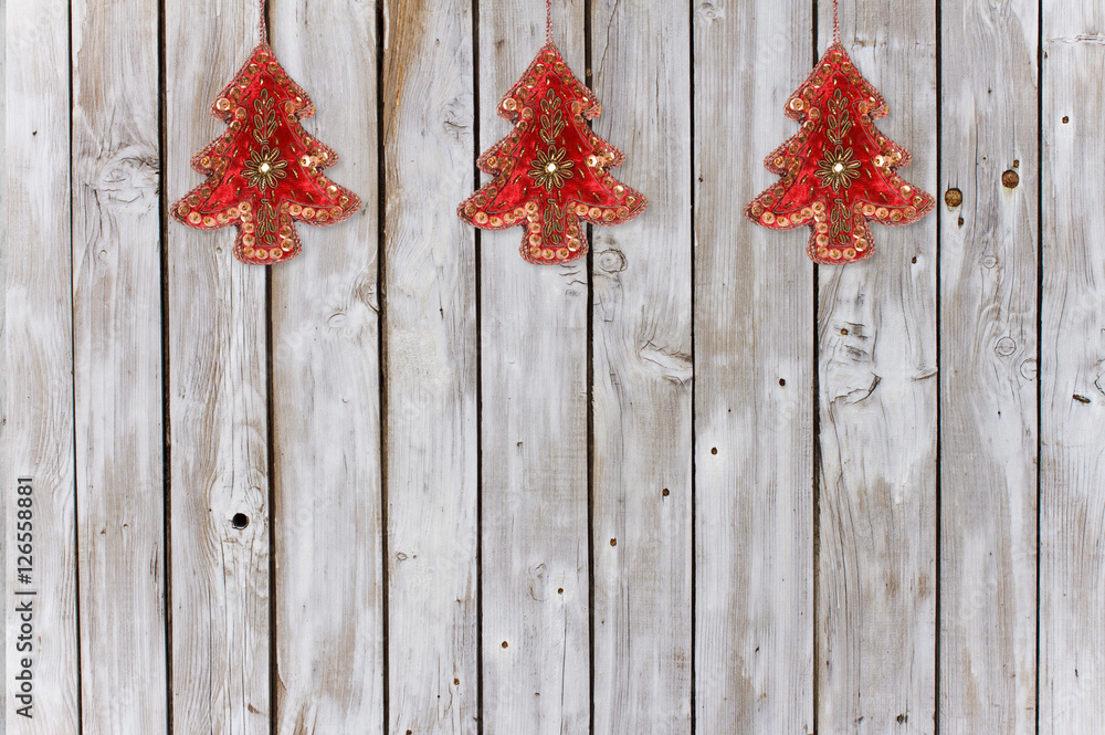 Dekoration mit Weihnachtsbäumen aus Samt und Pailletten auf verwittertem Holz Dekoration mit Weihnachtsbäumen aus Samt und Pailletten auf verwittertem Holz