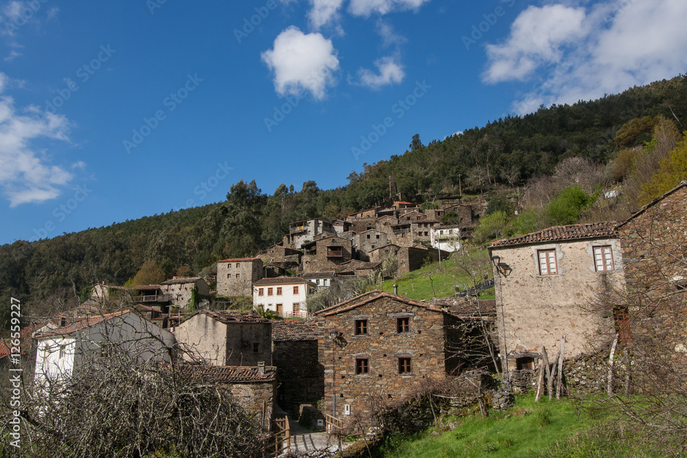 The schist village of Candal