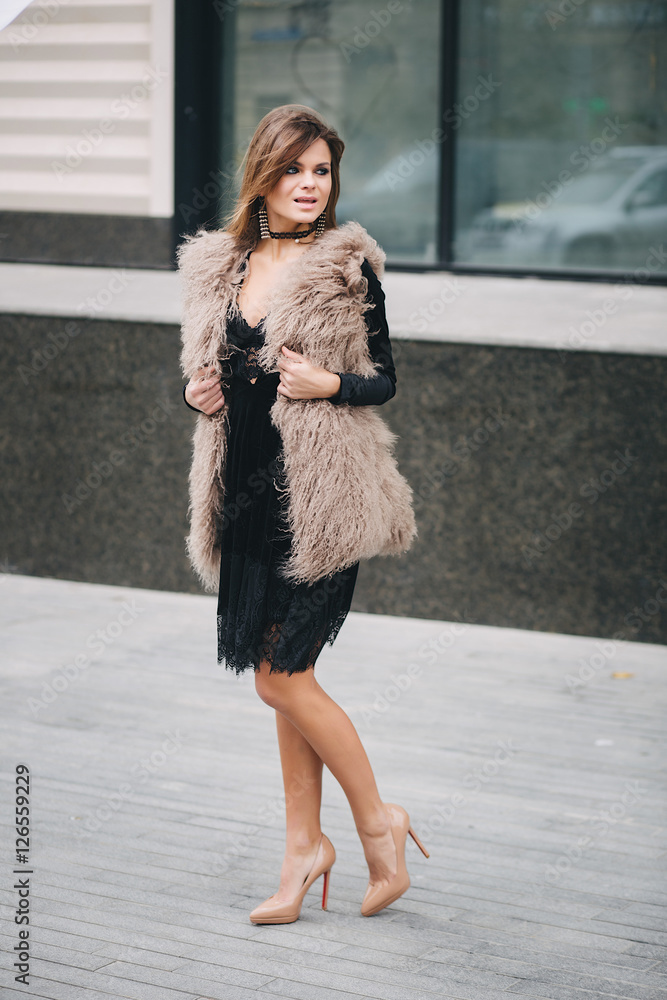 Obraz premium young stylish woman walking on the streets