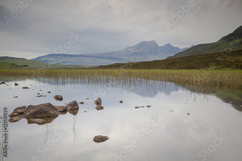 Spiegelung der Cullin mountains in einem See, Isle of Skye, Schottland