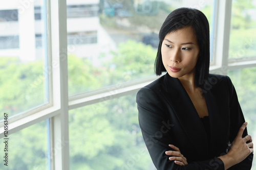 Portrait of businesswoman, arms crossed, looking away Free Download Portrait of businesswoman, arms crossed, looking away - GFXLoad