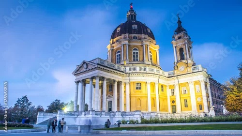 Timelapse al tramonto della Basilica di Superga a Torino,
