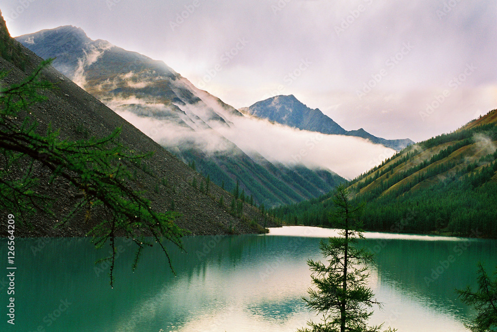 Горный Алтай.В Алтайском крае много минеральных источников, их насчитывается свыше двух тысяч. В Алтайском крае много разнообразных рек от небольших ручейков до крупнейших рек в Сибири. 