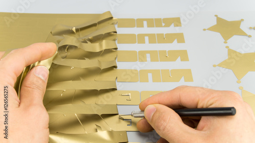 Werbetechnik / Aufkleber entgittern mit scharfem Skalpell / Flexfolie