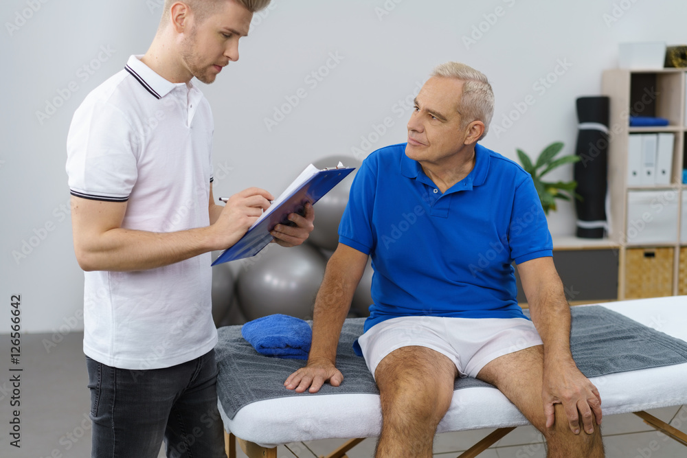 Fototapeta premium patient und physiotherapeut in einer besprechung in der praxis
