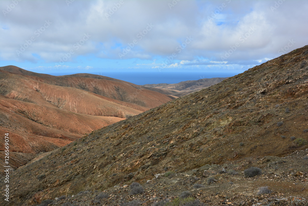 paysage de collines désertiques à Fuerteventura