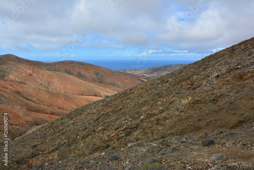 paysage de collines désertiques à Fuerteventura