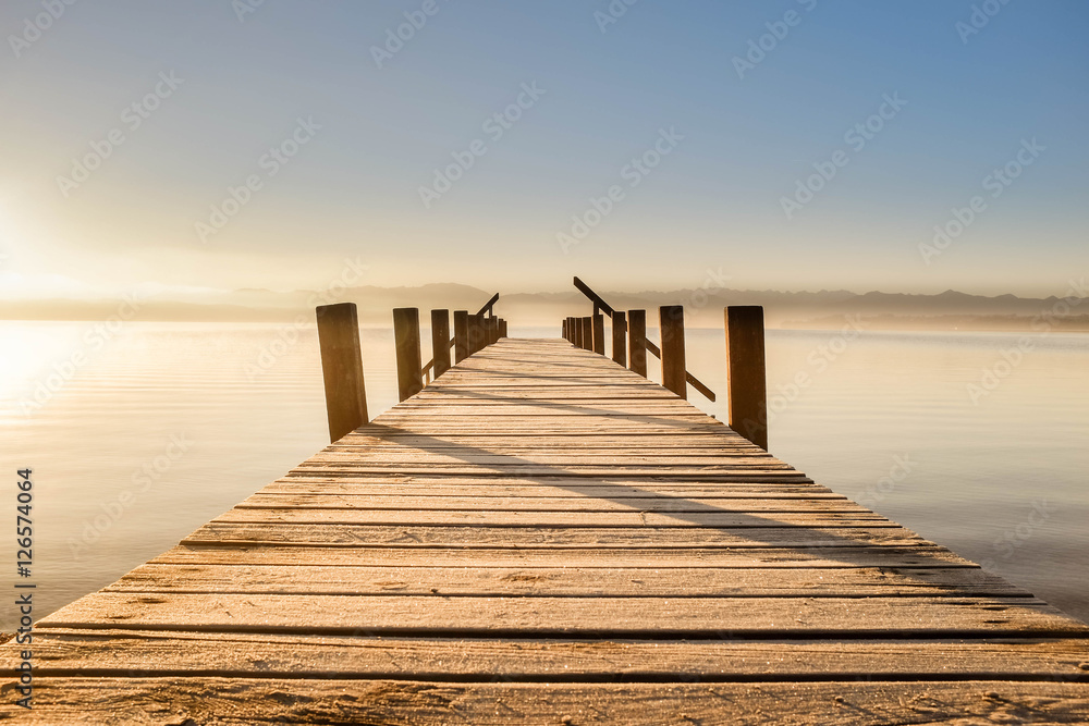 Naklejka premium Bezaubernder Ausblick über den Steg am Starnberger See