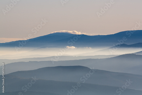 Misty hills © Mauro Rodrigues