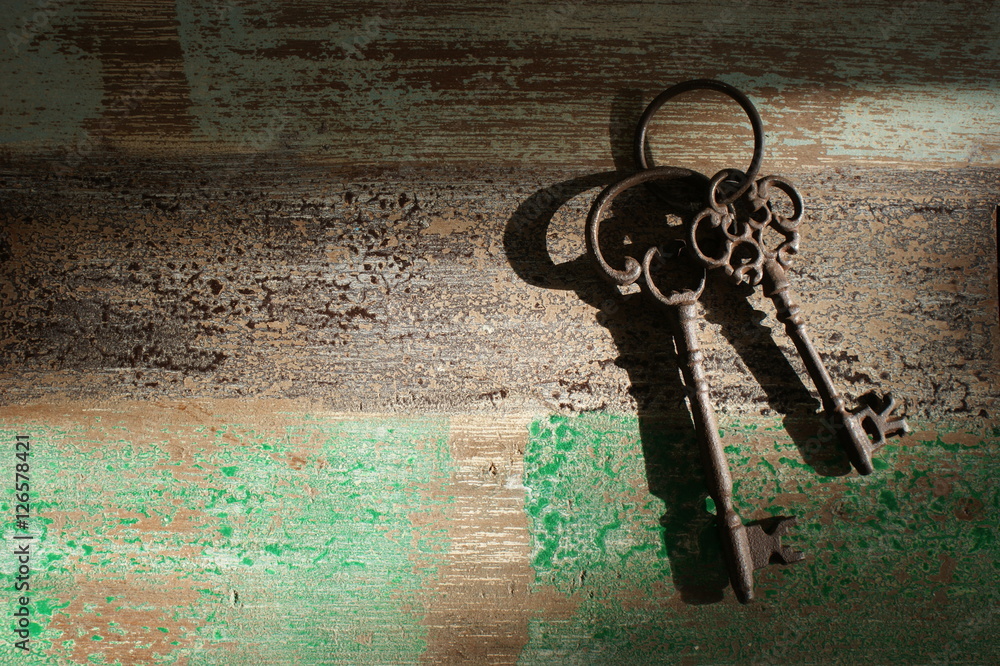 Zwei geheimnisvolle alte Schlüssel Stock-Foto
