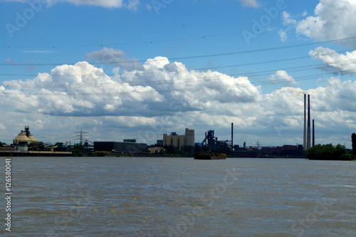 Industrikulisse - Rhein bei Duisburg