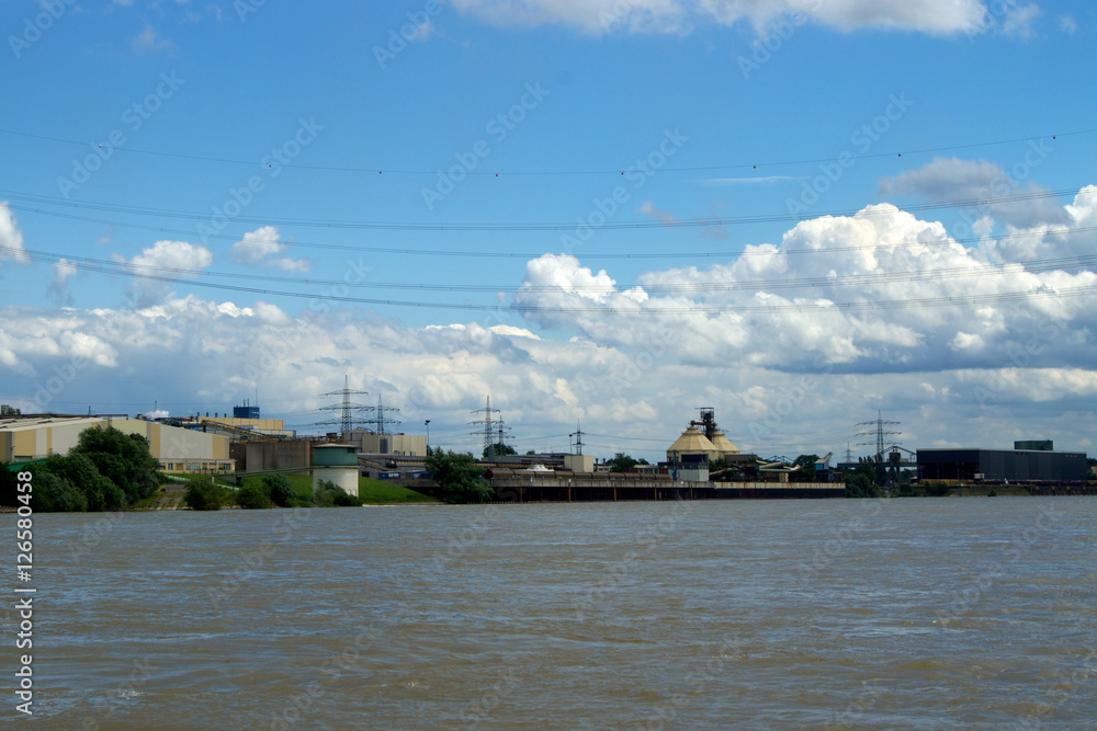 Industrikulisse - Rhein bei Duisburg