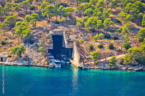 Fotografie Boat and submarine shelter on Brac island