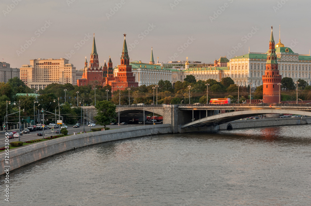 Москва. Вид на Московский Кремль с Патриаршего моста.