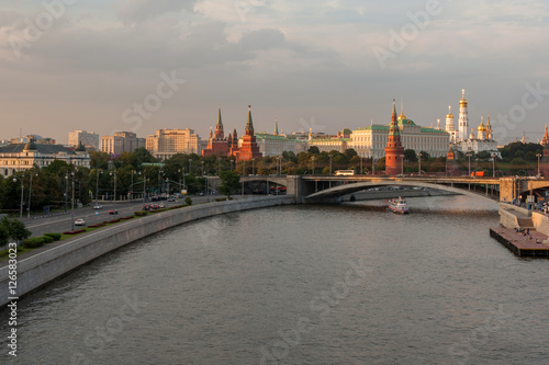 Москва. Вид на Московский Кремль с Патриаршего моста.