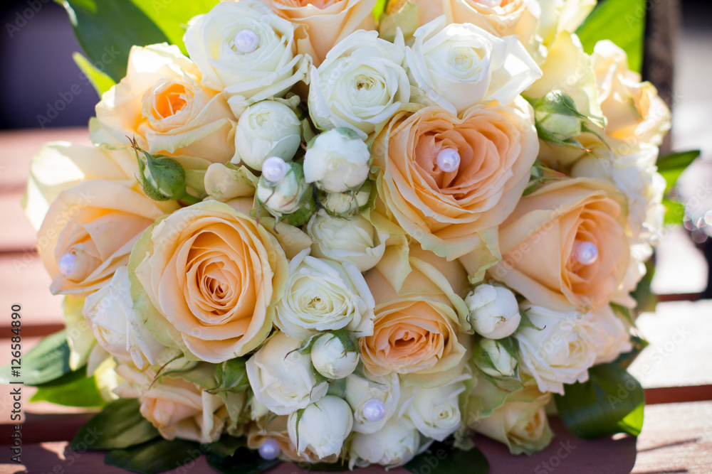 Obraz premium Bridal wedding bouquet on the table