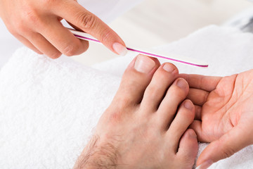 Handdoek met foto Pedicure Pedicurespecialiste aan het werk in salon  © Andrey Popov