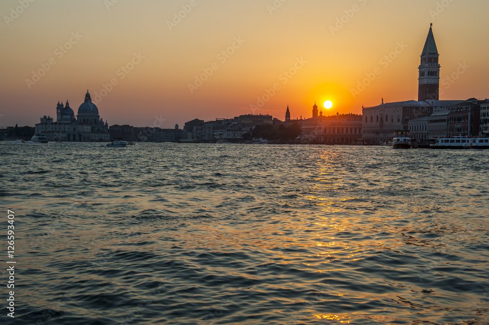 Venedig bei Sonnenuntergang mit Campanile und Dogenpalast