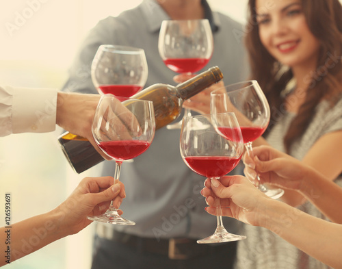 People with glasses of red ...