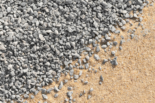 Splitt und Bausand, Gesteinskörnung, Rohstoffe, vielseitig verwendbare Baustoffe, Bauindustrie, Untergrund für Pflasterarbeiten, Drainage