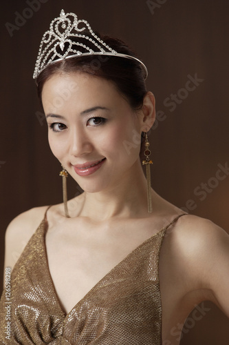 Obraz na płótnie portrait of woman wearing crown, smiling at camera w salonie