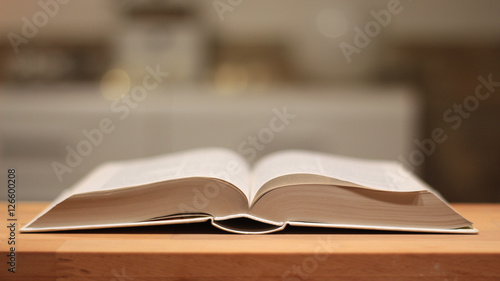 aufgeschlagenes Buch