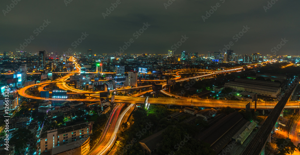 Obraz premium Freeway in night with cars light in modern city 