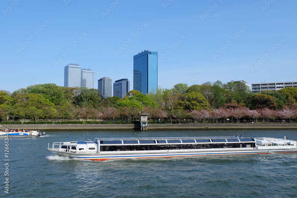 Obraz premium 水上バスとビル 