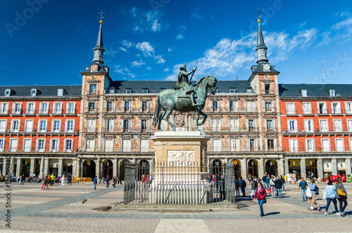 Pomnik Filipa III i Casa de la Panaderia na Plaza Mayor w Madrycie, Hiszpania