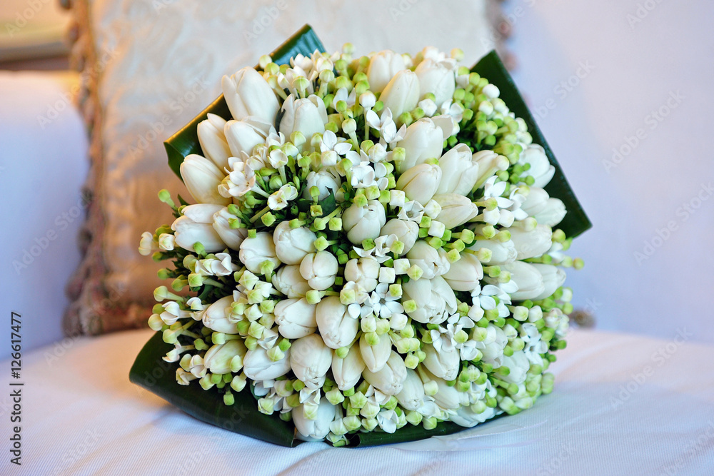 Foto Stock Bouquet sposa - mughetto - tulipani | Adobe Stock
