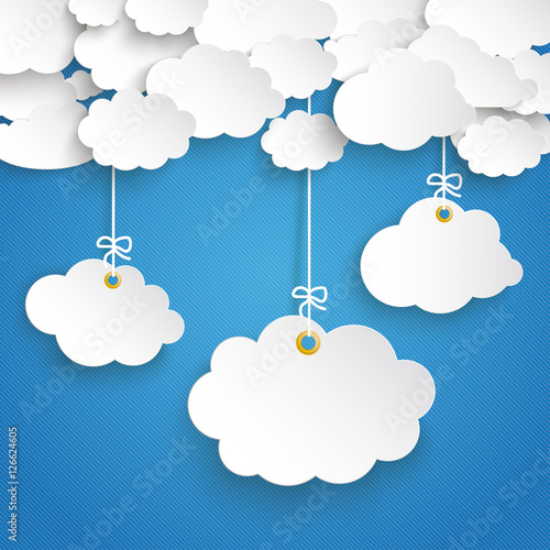 3 hängende Papieretiketten unter einer Wolkendecke auf einem blauen Hintergrund
