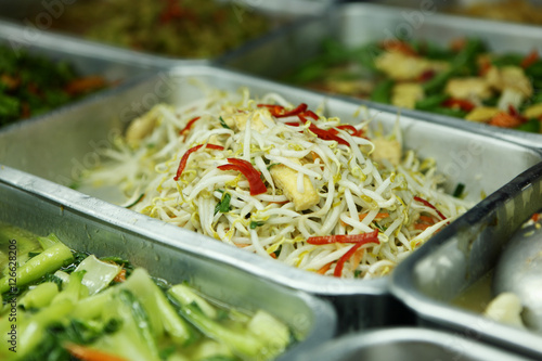 Bean sprouts with tofu and red chillies