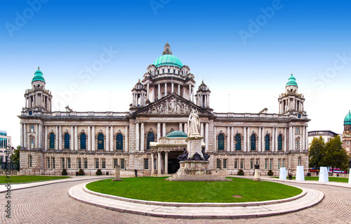 Obraz na płótnie Belfast City Hall and Donegall Square, Northern Ireland, UK w salonie