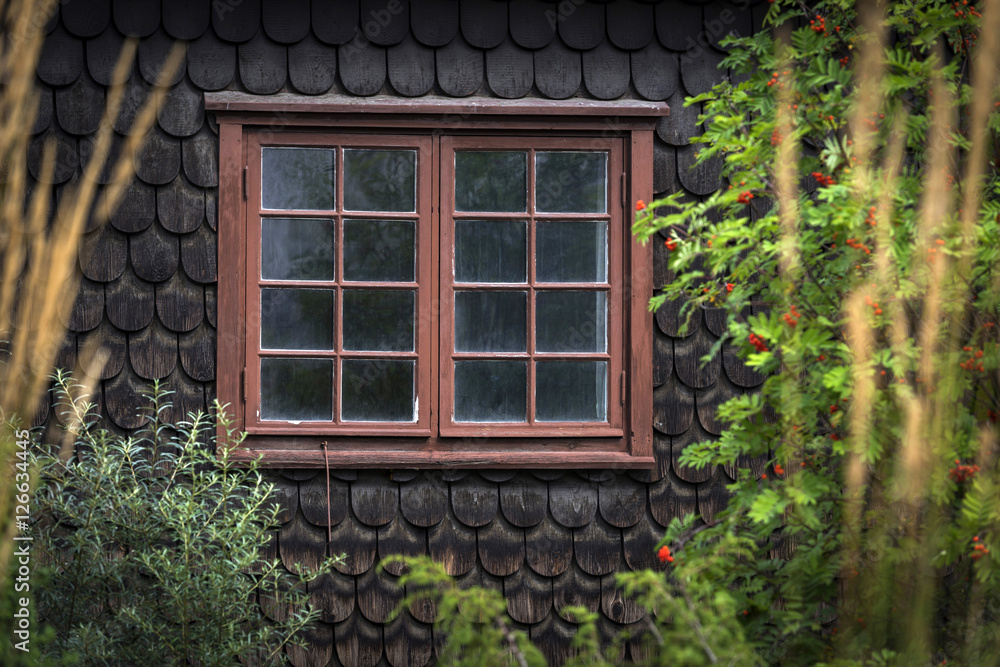 Fenster an einer alten Bauernhausfassade