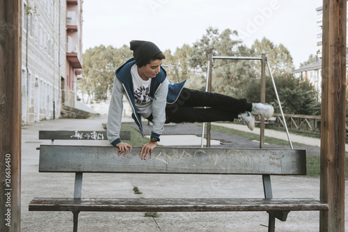 Foto young people practicing parkour in the city