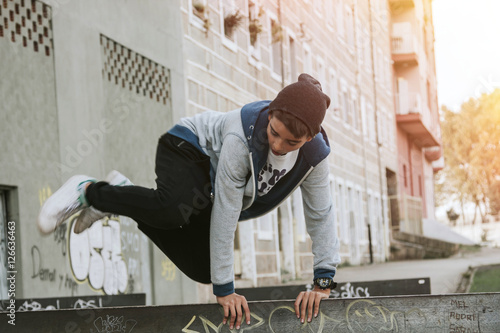 Konstfotografi young people practicing parkour in the city
