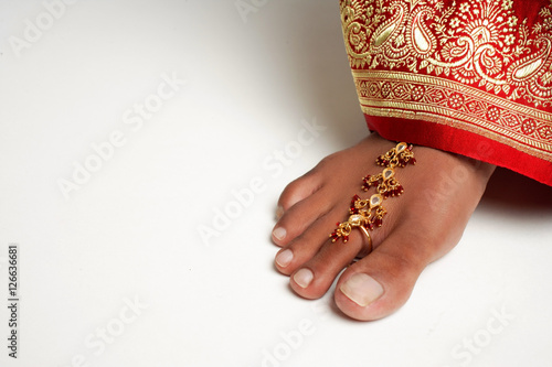 Obraz na płótnie Close-up of woman's feet with traditional Indian toe ring w salonie