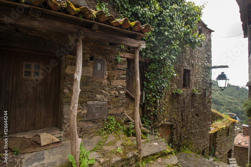 Fototapeta Naklejka Na Ścianę i Meble -  Typical schist homes in Portugal