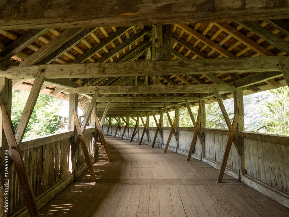 Überdachte Holzbrücke