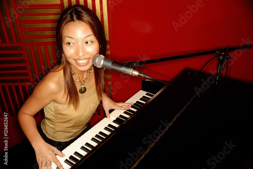 Obraz na płótnie Woman singing and playing the piano w salonie