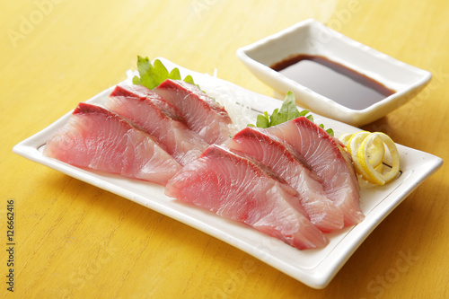 ぶりの刺身 Sliced raw fish